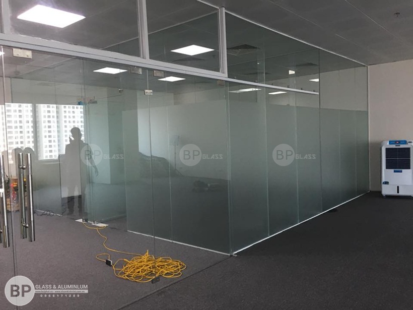 Vách kính văn phòng công ty MGS tầng 9 Handico 6 ngã tư khuất duy tiến